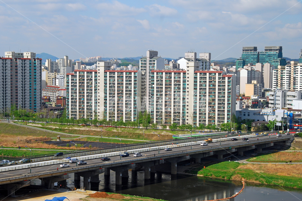 아파트,강,하천,고수부지,부동산,도시,도심,주거,집,주택,풍경,다리,도로,교통,자동차,하늘,자연,강변,녹지,그린,환경,공원,나무,물,안양천,양천구,서울,한국,도시,풍경,city,landscape,한국도시풍경,한국도시경관,korea cityscape