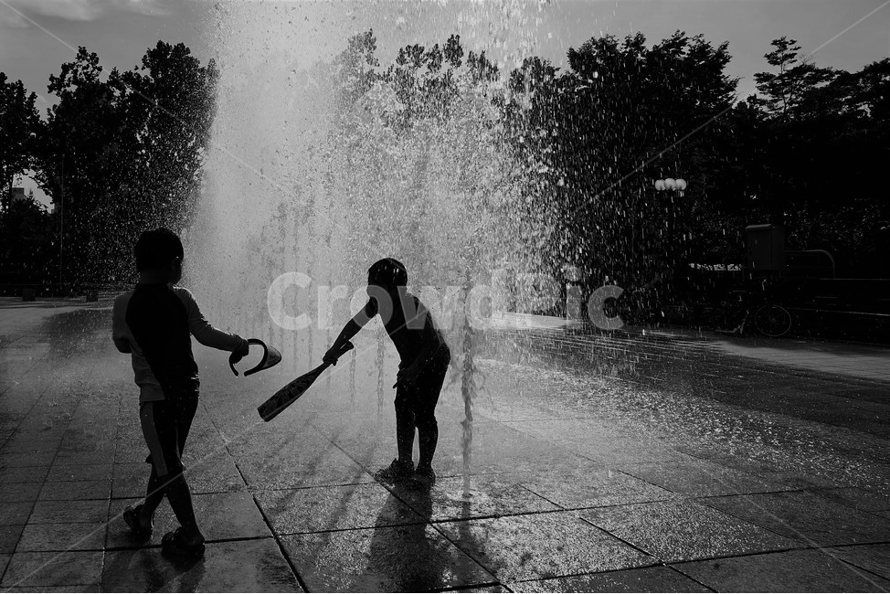 아이,분수,여름,더위,사람,물,여름,계절,summer,season,어린이,어린아이,child,children,kid,흑백,모노톤,monochrome,black and white,water,fountain