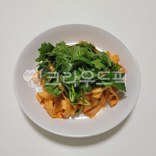 음식,food,건두부,건두부볶음,포두부,두부,두부요리,tofu,고수,채소,야채,cilantro,그릇,plate