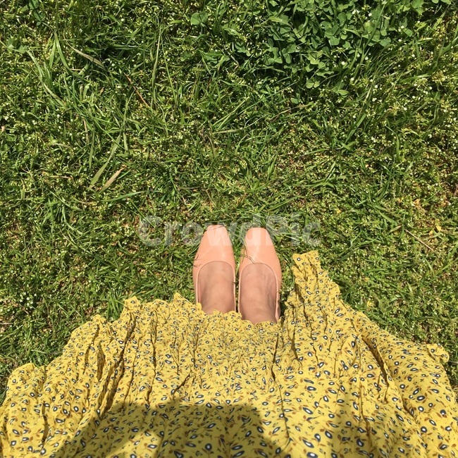 봄,제주도,잔디밭,분홍구두,구두,노란원피스,원피스,롱원피스
