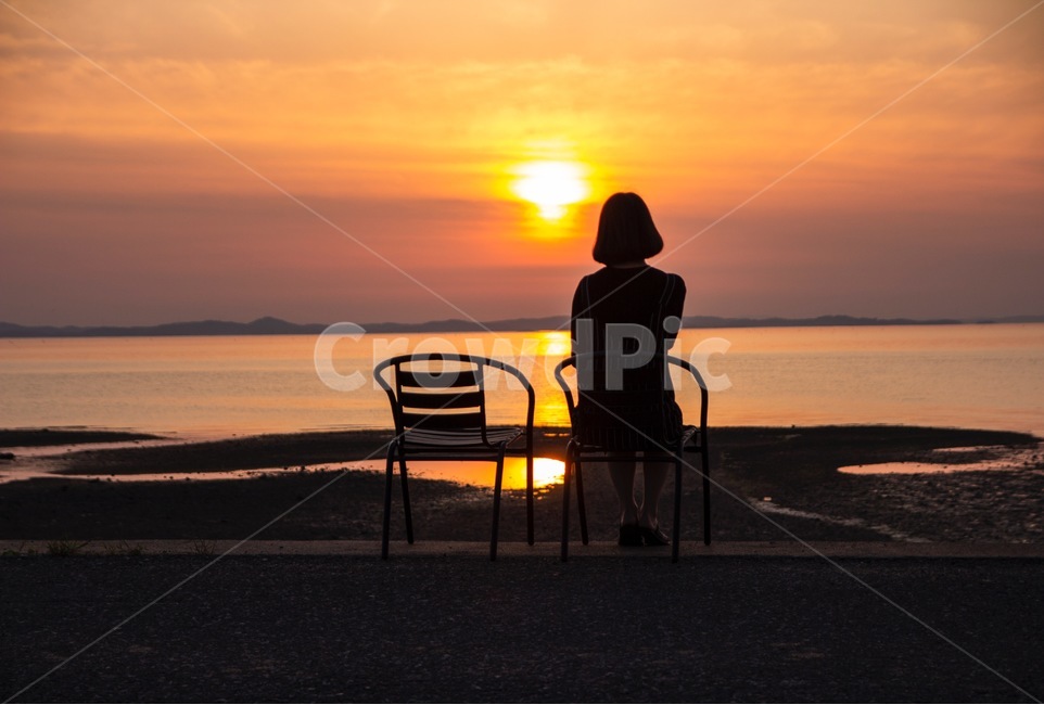 의자,자연,일몰,하늘,붉은하늘,뒷모습,여성,여자,woman,female,lady