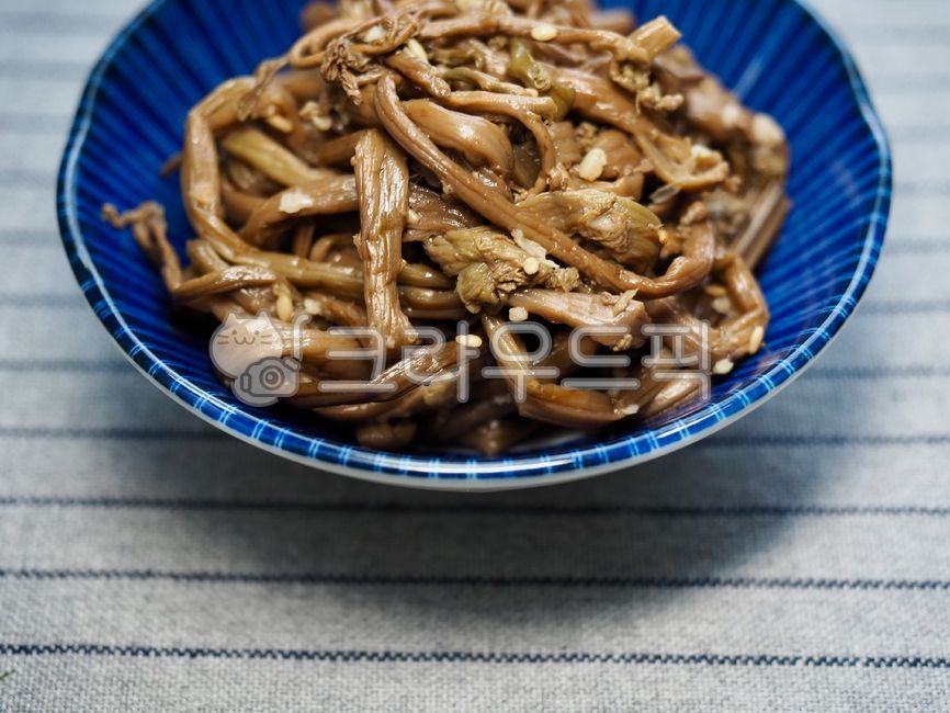 Seasoned bracken bracken,sidedish,vegetable,vegetable dish,spring greens,herbs,side dish,bracken,herbdishes,Korean food,cooking,traditionalfood,koreanfood,vegetariandiet,Herbs,springgreens,sidedishes,vegetarian diet,Korean,Bracken,brown,food,meal,traditio
