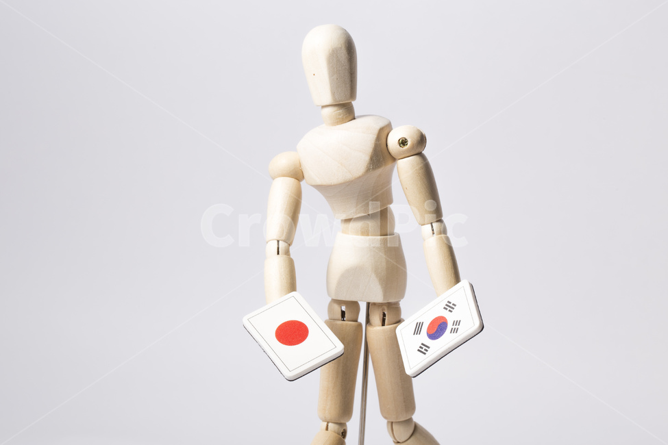 국기,대한민국,태극기,일본,일장기,경쟁,협정,경제,보복,경제보복,경제전쟁,비즈니스,무역,인형,관절,관절인형,목각인형