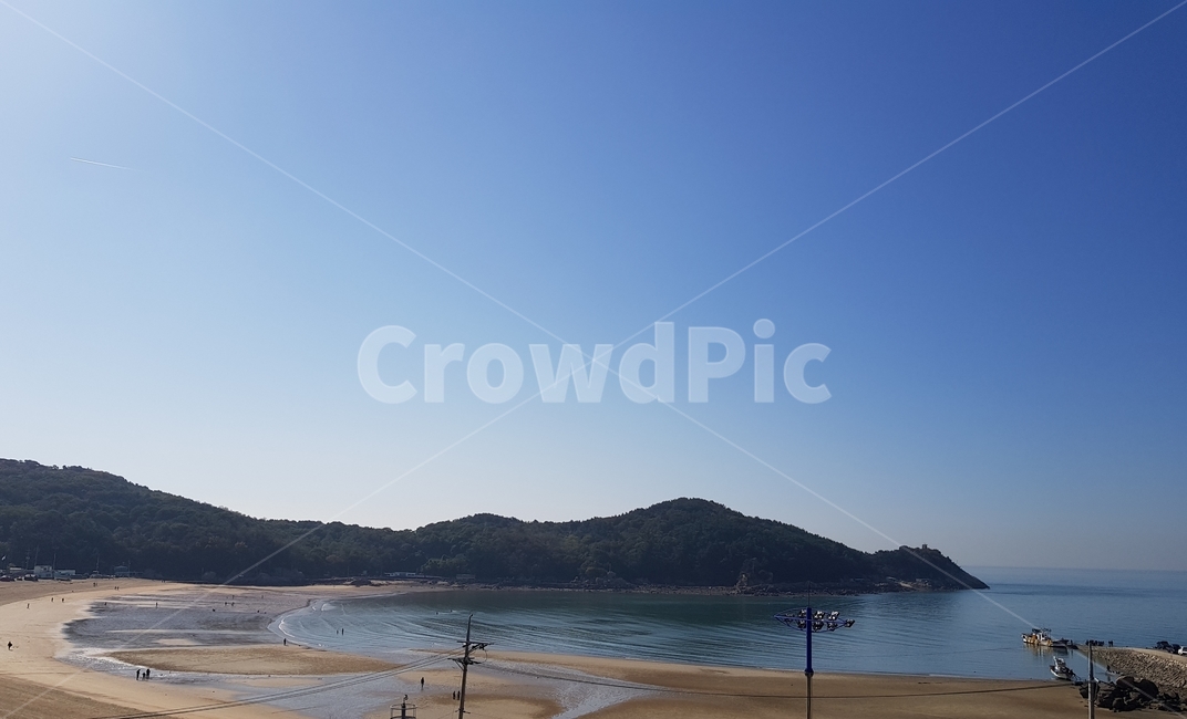 바다,해수욕장,산,구름없는하늘,해변