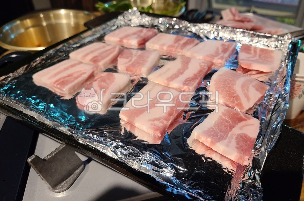 삼겹살,냉동삼겹살,냉삼,돼지고기,돼지,술안주,고기,육류,친목,술자리,레트로,식당,푸드,food,음식