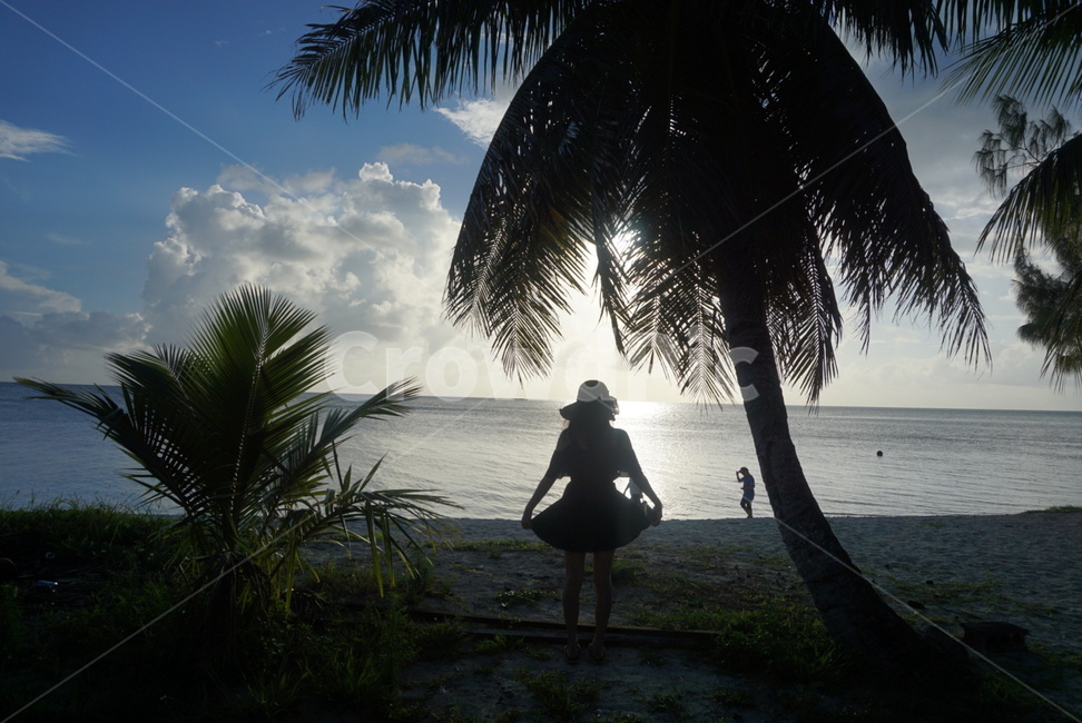 바다,여행,노을,뒷모습,해변,여자,beach,saipan,vacation,여성,사람,lady,trip,사이판,sunset,역광,마이크로비치,microbeach,휴가,야자수,해외여행,원피스,휴양지,바닷가,실루엣,저녁,석양,하늘,구름,여름,summer