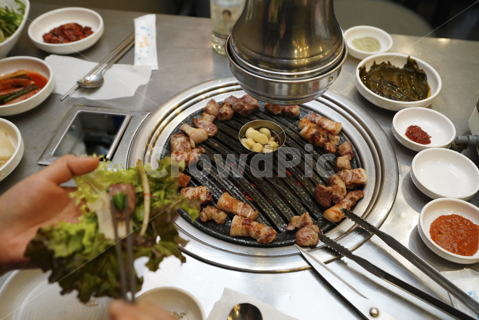 고기,돼지,한식,구이,먹방,삼겹살,목살,음식,안주,육식,육류,불판,식사,술자리,음식,식재료,요리,food,cook,meal,dishes,food reserves,육류,고기,meat
