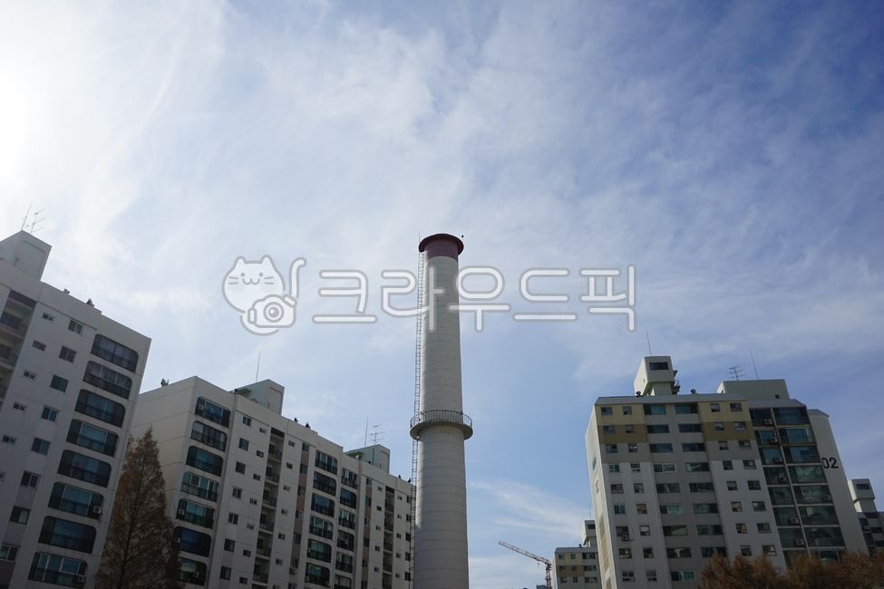 아파트,하늘,구름,주택,굴뚝,배기,건축,쇠계단,아파트굴뚝,수직,곧게뻗은굴뚝,굴둑