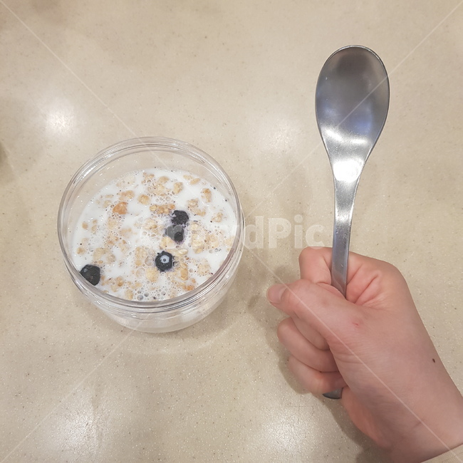 spoon,숟가락,사람,person,시리얼,그레놀라,아침,밥,디저트,breakfast,아침밥,morning,cereal