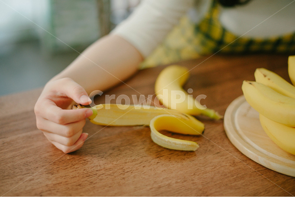 바나나,노랑,yellow,banana,손,원피스,노란색,노랑색,컨셉,concept,과일,열매,열대과일,프루트,fruit,먹을것,음식,식품,신선도,디저트,cook,food,나무테이블,table,테이블,우드,wood,과일,열매,fruit