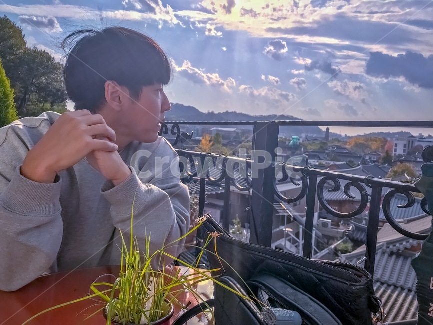 인물,남자친구,데이트,풍경,사람,일몰,옆모습,구름,남자,한옥,전망,일상,여유,여유로움,나른함,휴식,포근함,햇빛,사람,인물,인간,human,person,남성,남자,man,male