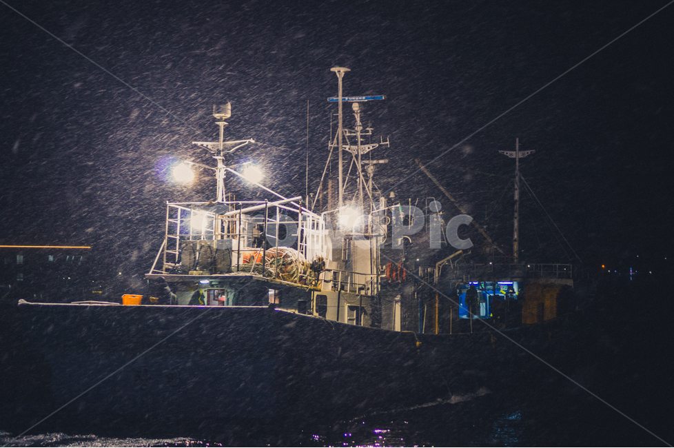 겨울,밤,낚시배,배,눈,winter,night,fishingship,ship,snow,겨울,계절,winter,season,야경,밤,풍경,nightscape,night,landscape,산업,industry,industrial,어업,fishery,fishing industry,교통,교통수단,traffic,transportation,vehicle,차량,boat,보트