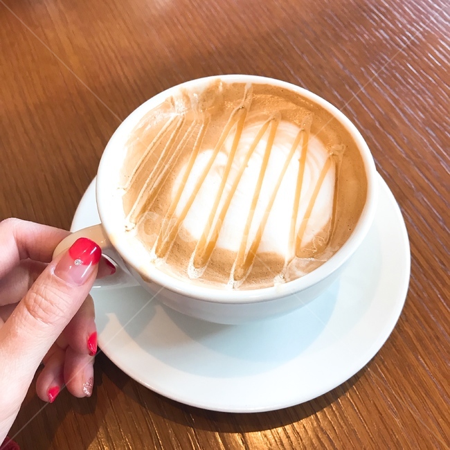 커피,라떼,레따아트,까페,테이블,coffee,latte,latteart,cafe,table,손,hand