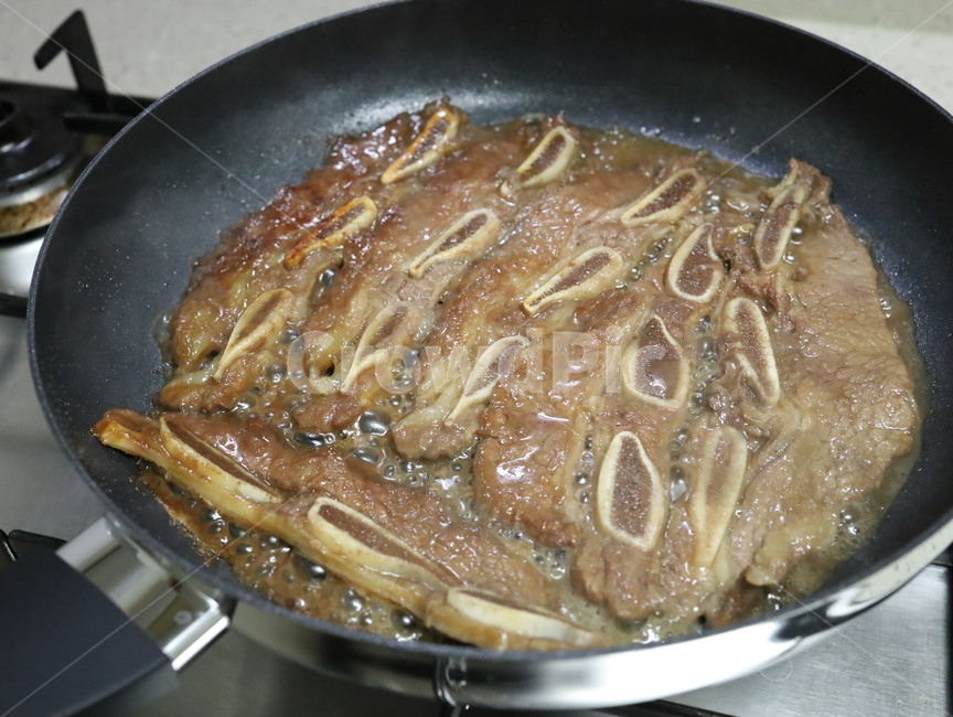 la갈지,웍,wok,fryingpan,프라이팬,후라이팬,갈비,갈비고기,요리,meal,cooking,레시피,먹방,음식,육류,meat,고기,한식,koreanfood,koreancook,양념갈비,돼지갈비,주방,키친,부엌,주방용품,요리도구,kitchen,kitchenware,cookroom,cookingutensil,음식,식재료,요리,food,cook,meal,dishes,food reserves,육류,고기,meat