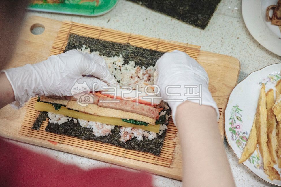 Gimbap,seaweed,rice,making gimbap,food,meal,latex gloves,Korean food,gimbap,cutting board,koreanfood,hand