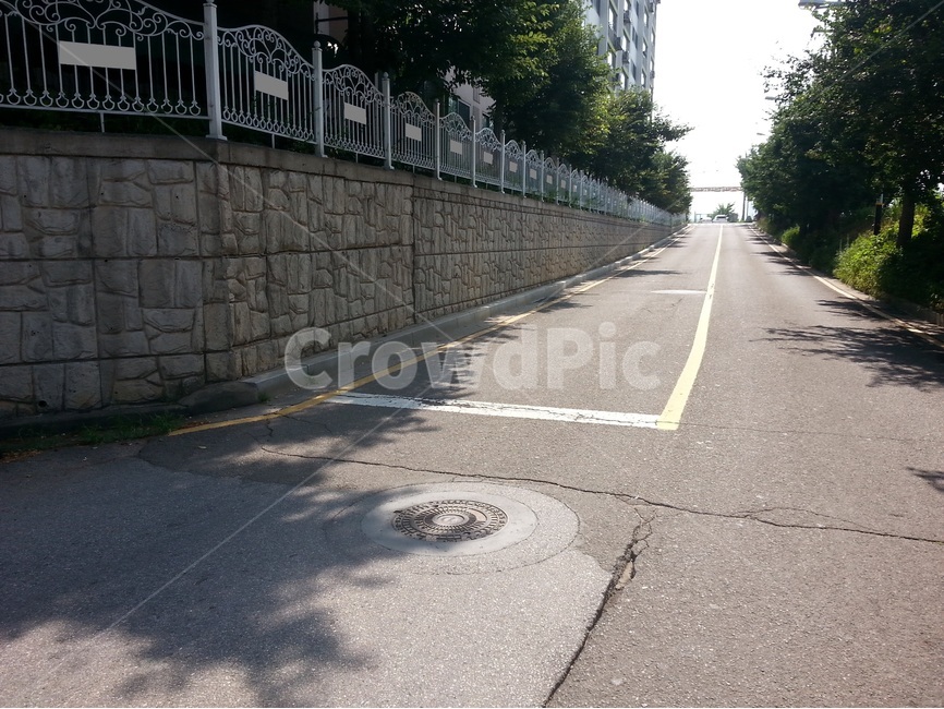 도로,차도,2차선,2차선도로,맨홀,옹벽,팬스,가로수,그늘,오르막길,갈라진도로,이면도로,제방길,교통,교통수단,traffic,transportation