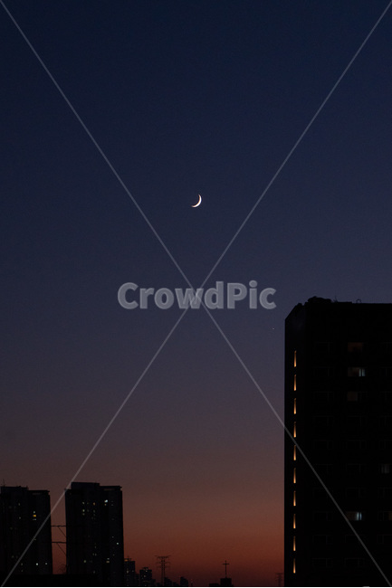 달,초승달,감성,풍경,건물,밤,밤하늘,야경,해질녘,도시,야경,밤,풍경,nightscape,night,landscape,도시,city,nature,자연,outdoors,옥외