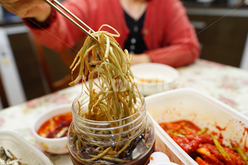삼채,짱아찌,장아찌,반찬,집밥,식탁,삼채장아찌,밥도둑,음식,먹거리,찬,식사,식사시간,푸드,나물,사람,인물,인간,human,person,신체일부,몸,body,음식,식재료,요리,food,cook,meal,dishes,food reserves,한식,한국음식,한국요리,korean food,korean dishes,korean meal,korean cook