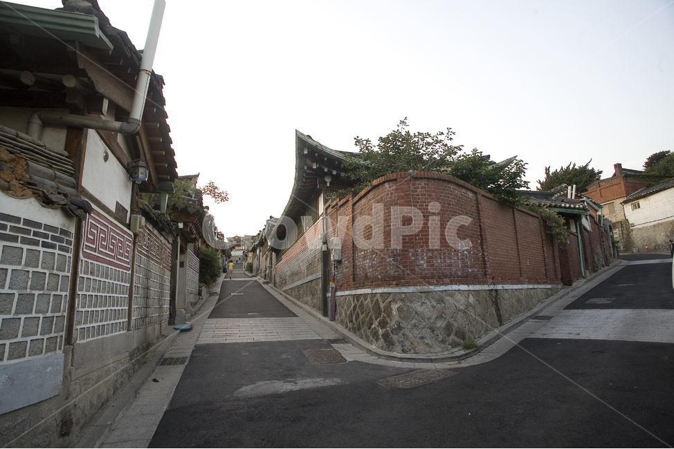 북촌,한옥마을,서울,도심,관광지,골목길,alley,한국전통,한국문화,korean traditional,korean culture,street,거리,building,건물,town,도시,road,도로,city,시티,urban,어반,asphalt,아스팔트,path,통로,walkway,보도