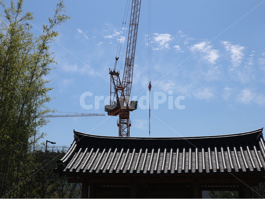 타워크래인,기와지붕,푸른하늘,한옥,지붕,한국전통,한국문화,korean traditional,korean culture,건설업,건축업,construction industry,건축물,건물외관,exterior,building,structure,architecture,construction