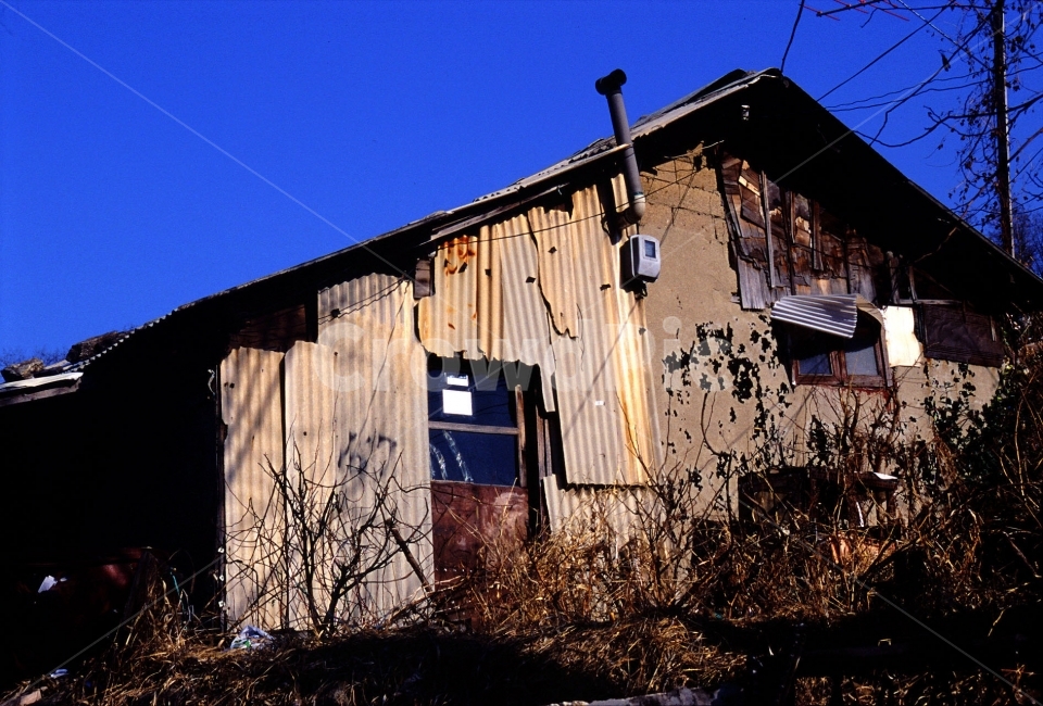 판자촌,달동네,빈민촌,슬럼가,가난,초라한,하우스,마을,house,역사,기록,시안,광고,디자인,디자이너,사보,카다로그,뉴스레터,브로셔,리플렛,잡지,홍보,마케팅,전단,출판,편집,sns,ebook,집,패턴,구성,콘텐츠,생활,삶,변두리,외진,낙후된,재개발,철거,poor,정겨운,그리움,과거,시간,흔적,옛날,오래된,old,어제,필름,아날로그,yesterday,하늘,파랑,겨울,빈티지사진,빈티지느낌,빈티지감성,vintage,건축물,건물외관,exterior,building,structure,architecture,construction