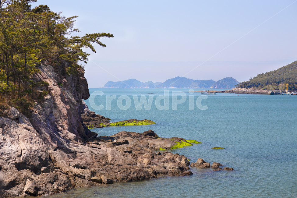 배경,바닷가,섬,산,기암괴석,바위,해변,해변가,푸른바다,절벽,암석,암벽,나무,식물,해양,서해안,군산,고군산군도,선유도,선착장,고기배,고깃배,어선,선박,어촌,어촌마을,시골,시골마을,풍경,nature,자연,outdoors,옥외,land,ocean,대양,sea,바다,water,물,shoreline,해안선,promontory,곶,자연,풍경,nature,landscape
