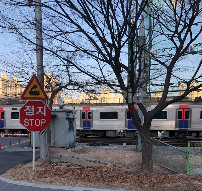 across,stoppage,subway,stop,crossing,train