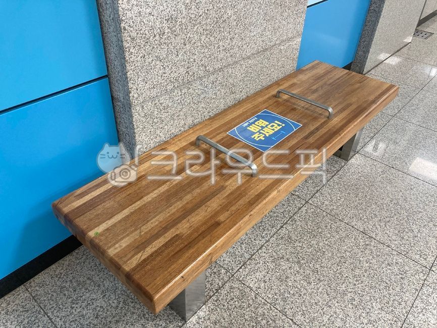 sit apart,city,social,chair,Quarantine rules,rules,manner,subway station,subway,Keep your distance,etiquette,furniture,safety,wood,empty chair,corona,Please leave it blank