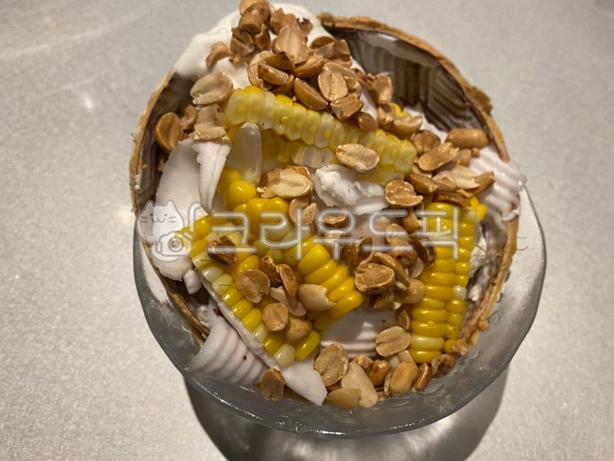옥수수,코코넛,아이스크림,디저트,후식,태국,태국음식,태국디저트,동남아,동남아음식,동남아요리,식당,레스토랑,맛있는,달콤한,노랑,노랑색,옥수수알,알갱이,고소한,야자
