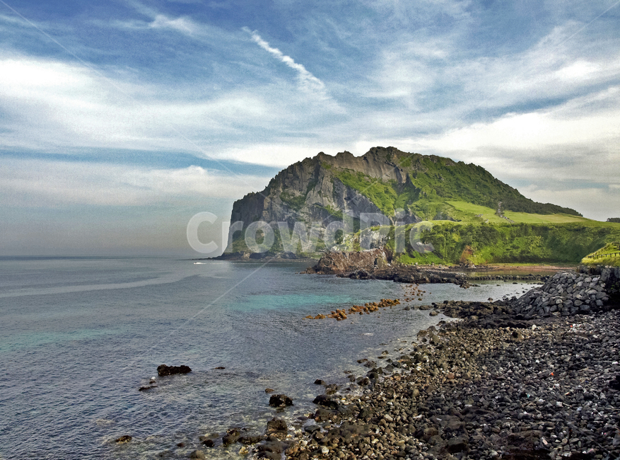 성산일출봉,제주도,관광지,명승지,바다,화산,제주도,jeju,jeju island,outdoors,옥외,land,땅,nature,자연,water,물,shoreline,해안선,sea,ocean,대양,promontory,곶,coast,연안