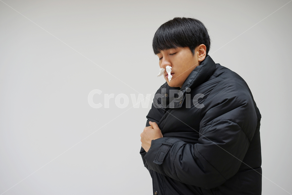 남성,남자,패딩,추위,강추위,한파,겨울,콧물,휴지,코감기,감기,몸살,겨울,계절,winter,season,사람,인물,인간,human,person,남성,남자,man,male,건강,헬스웨어,헬스케어,healthware,health care