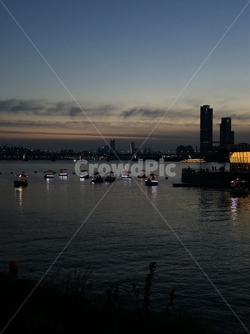 한강,저녁,노을,날씨,hanriver,river,sunset,weather,야경,밤,풍경,nightscape,night,landscape,도시,city,한국도시풍경,한국도시경관,korea cityscape,watercraft,선박,transportation,교통,vessel,용기,vehicle,차량