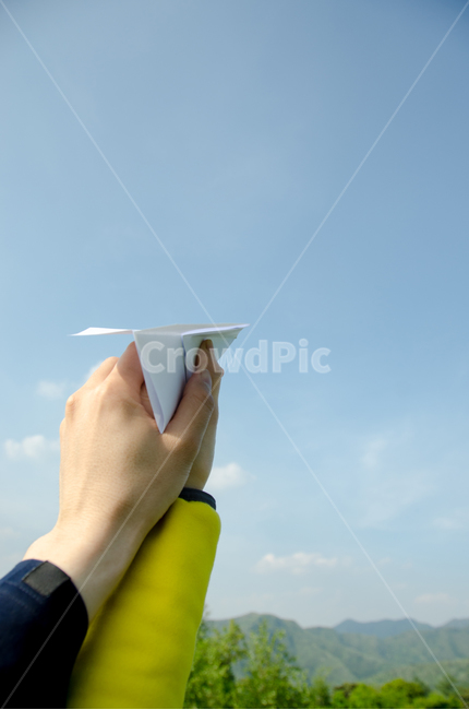 종이비행기,커플,손,꿈,하늘,공기,항공,배경,푸른,구름,창작,여성,비행,날다,자유,남자,남성,종이접기,종이,비행기,놀이,던지다,장난감,교통,날개,컨셉,백그라운드,여자,연인