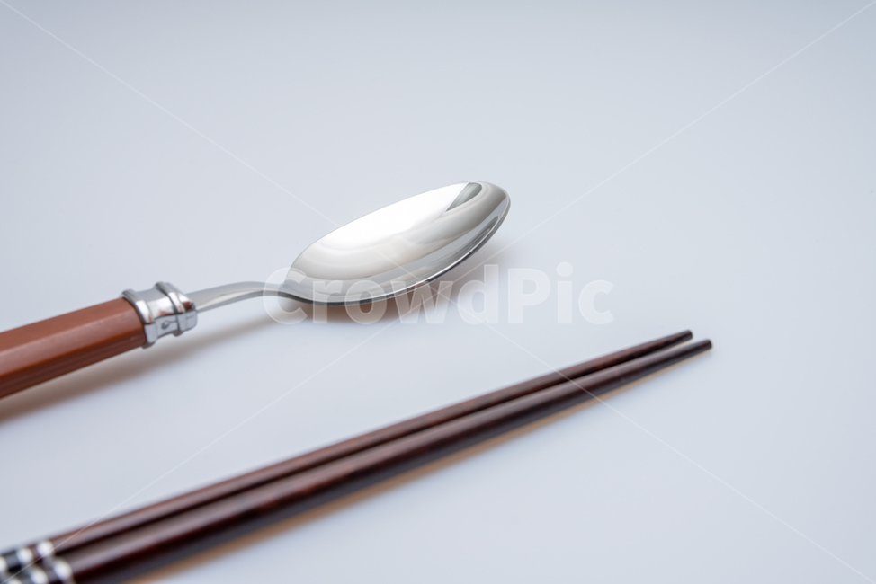 cutlery,주방용칼,spoon,수저,나무젓가락,숟가락,젓가락,나무,목재,원목,도구,주방기구,나뭇결,한국적인,환경,친화적,생활,식기,식사,문화,오브젝트,손,스테인리스,음식