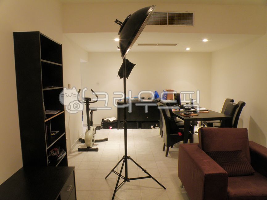 studio,couch,softbox,inside,building,filming,furniture,livingroom,living room,indoors,light stand,camera,table,lamp,lightstand,lighting,room,light,wireless synchronization,flash