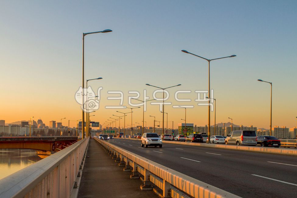 city,sign,Seongsu Bridge,building,Han River,vehicle,Street lamp,automobile,road,car,sight,highway,high rise building,Handrail,traffic,Han River Bridge,nature,tree,transportation,overpass,outdoors,road name,bridge,river