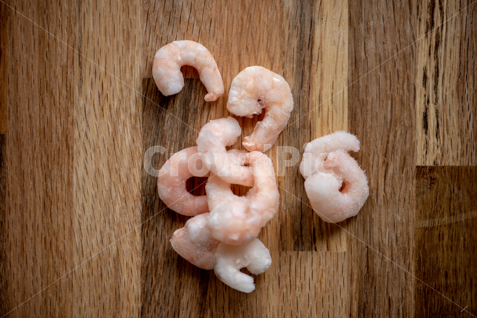 칵테일새우,새우,냉동새우,나무테이블,새우연출,미니새우,새우재료,요리재료,음식,식재료,요리,food,cook,meal,dishes,food reserves,수산물,해산물,fishery products,seafood