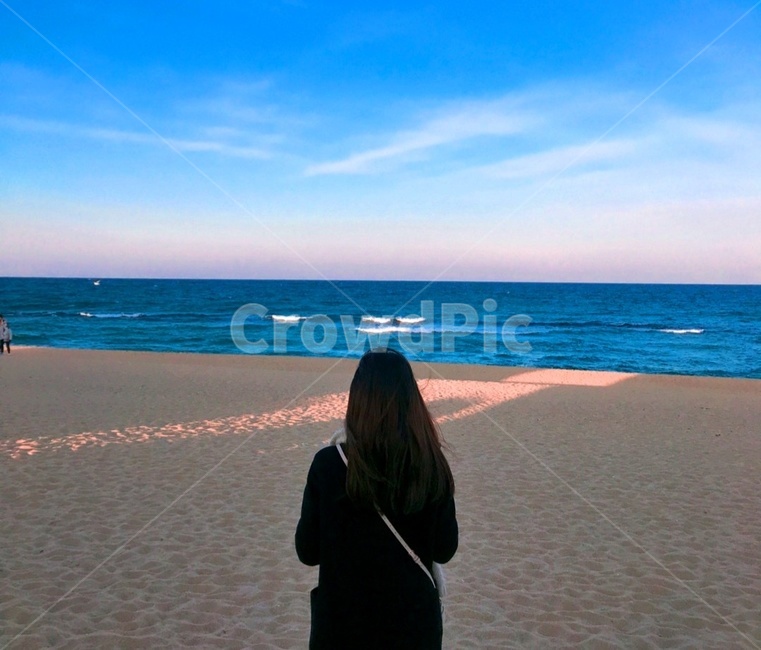 바닷가,바다,모래사장,뒷모습,사람,하늘,파도,해변,바다,beach,sea,사람,인물,인간,human,person,여성,여자,woman,female,lady