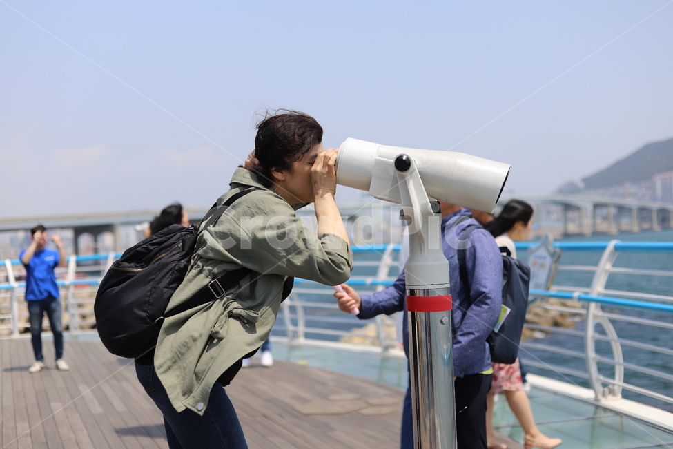 망원경,중년,여자,여행객,바닷가,telescope,여자여행자,여자여행객,중년여행객,중년여행자,50대,50대여자