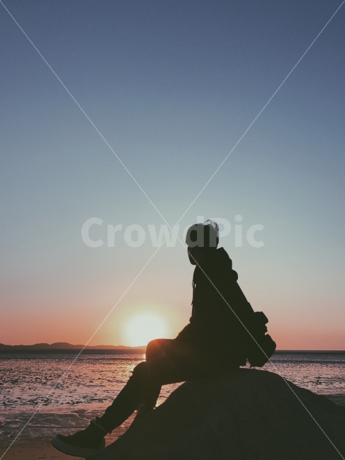 해변,노을,태양,남자,휴식,하늘,역광,실루엣,홀로,여행,고독,여유,해변,바다,beach,sea,사람,인물,인간,human,person,남성,남자,man,male,인물실루엣,사람실루엣,character silhouette,human silhouette,여행,휴가,traveling,vacation,trip,감성,sensible,feeling,고독함,외로움,쓸쓸함,우울함,슬픔,lonely,solitary,silhouette,nature,자연