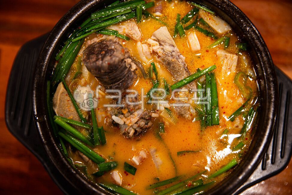 뚝배기,사골국물,순대,돼지머릿고기,파,순대국,한국전통음식,earthenpot,beefbonebroth,sundae,porkheadmeat,greenonion,sundaesoup,traditionalkoreanfood,음식,식재료,요리,food,cook,meal,dishes,food reserves,한식,한국음식,한국요리,korean food,korean dishes,korean meal,korean cook