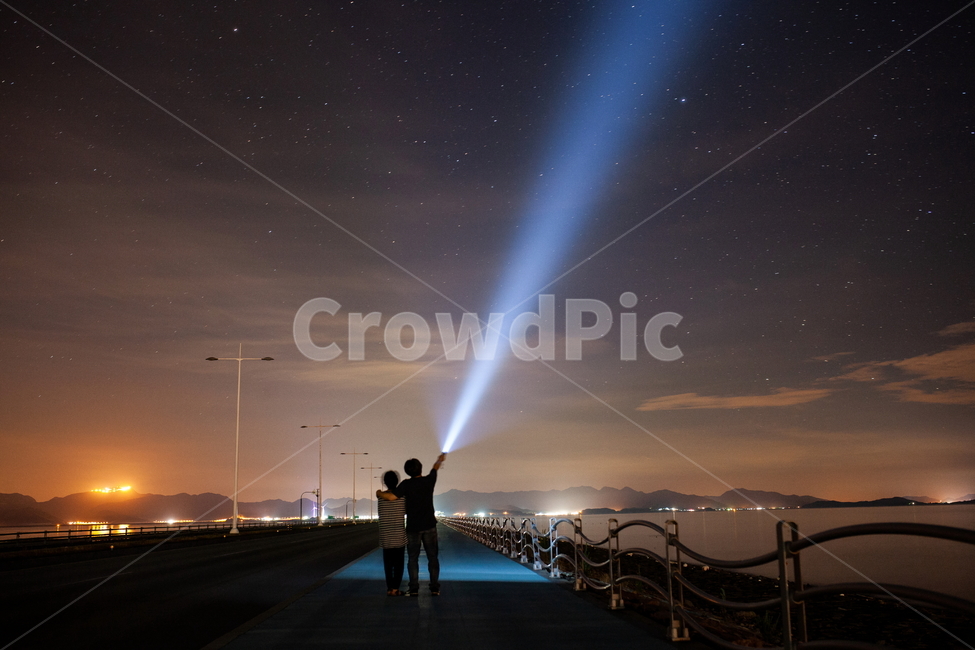 밤,하늘,별,플래쉬,손전동,nightview,자연,풍경,nature,landscape,야경,밤,nightscape,night,사람,인물,인간,human,person,연인,커플,사랑,lover,couple,lighting,조명