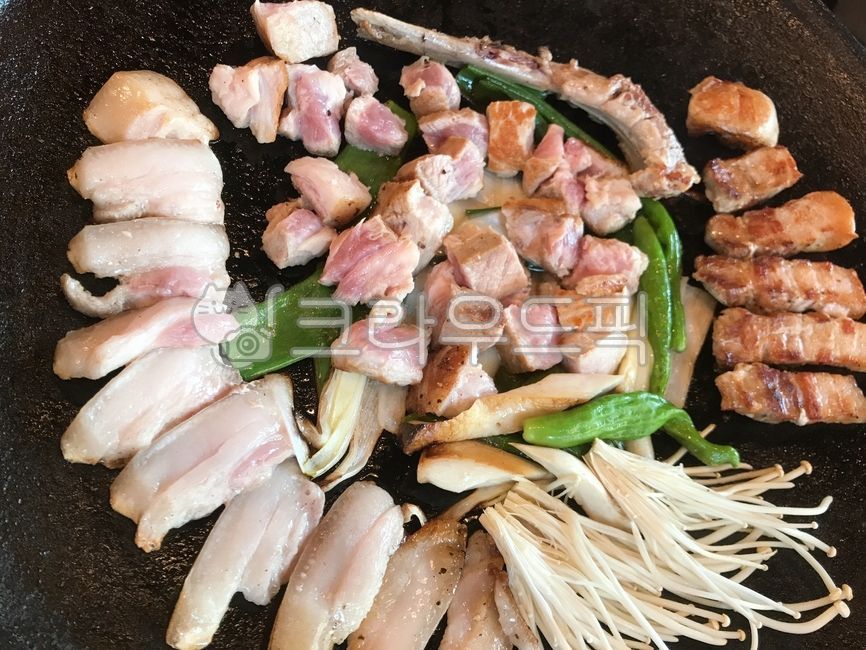 pork,돼지고기,meat,고기,food,음식,koreanfood,한식,donmahawk,돈마호크,enokimushroom,팽이버섯,koreanchilipepper,꽈리고추
