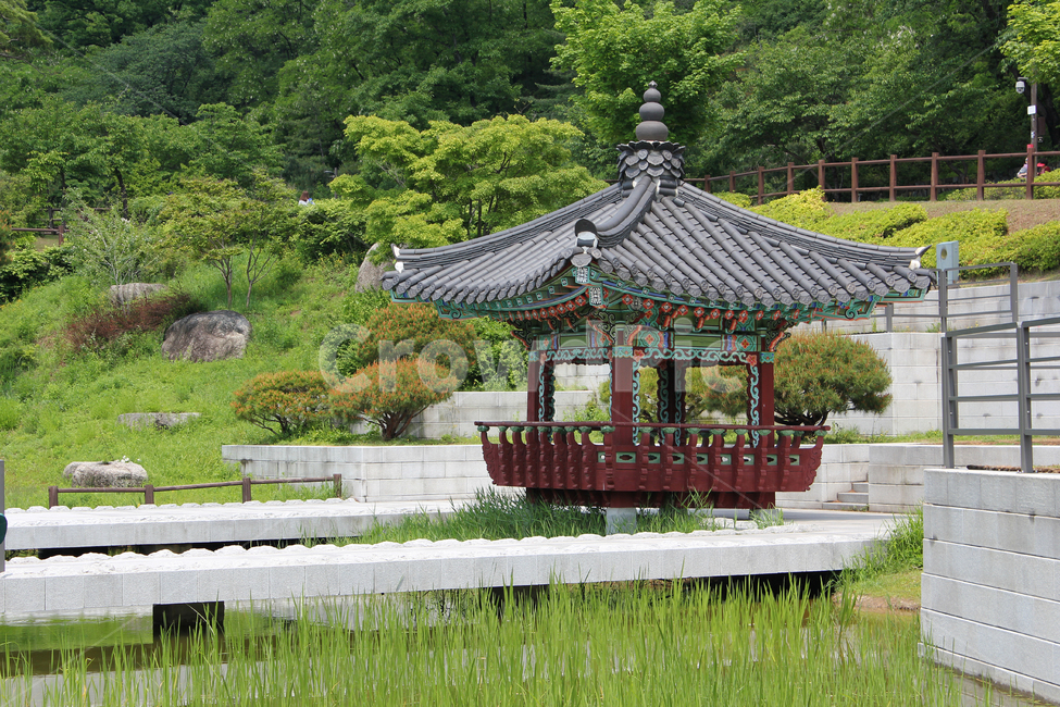 북서울꿈의숲,공원,한국,서울,정원,그린,녹색,초록색,잔디,풀,낮,자연,산책로,산책길,난간,숲,조경,물풀,정자,대한민국,전통,전통무늬,기와,기와지붕,쉼터,기둥,돌,바위,돌길,지붕,생태공원,생태정원,산,나무,한국전통,한국문화,korean traditional,korean culture,건축물,건물외관,exterior,building,structure,architecture,construction