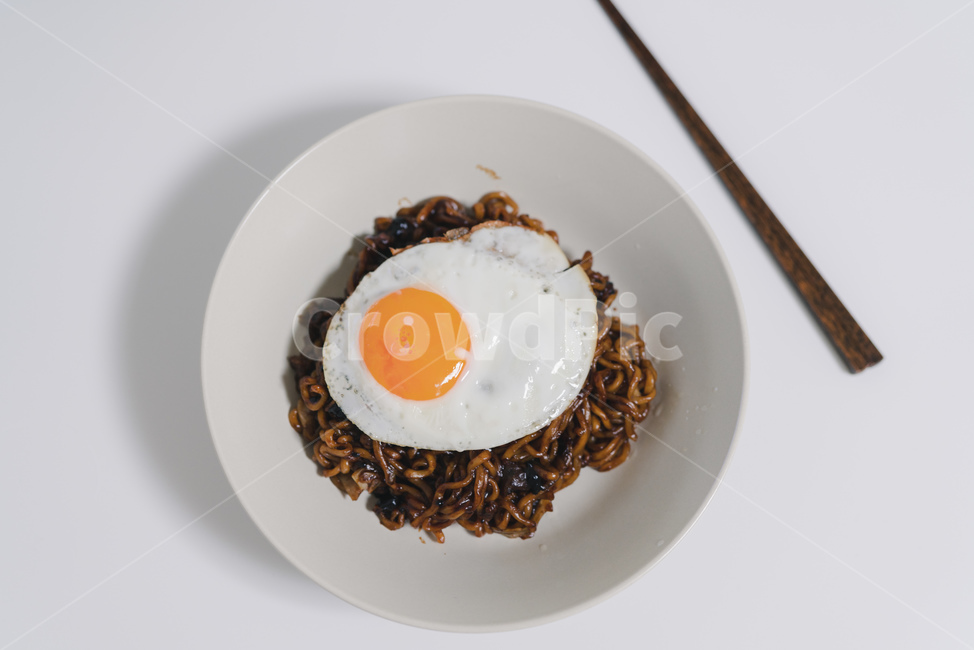 짜장,라면,계란,노른자,짜장면,블랙데이,흰자,계란프라이,요리,음식,그릇,젓가락,나무젓가락,식사,점심,깔끔,정갈,푸드스타일링,면,noodle,블랙푸드,노란색,노랑,한국음식,food,써니사이드업,sunnysideup,춘장,맛있는,프라이,달걀,후라이,음식,식재료,요리,food,cook,meal,dishes,food reserves,면류,면요리,noodles