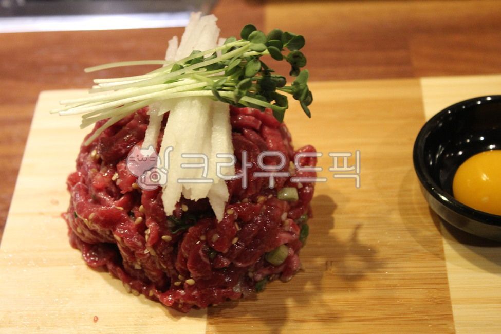 소고기,고기,육회,한우,배,무순,날계란,계란,도마,생고기,비프,한국요리,한식,요리,음식,korea,koreanfood,음식,식재료,요리,food,cook,meal,dishes,food reserves