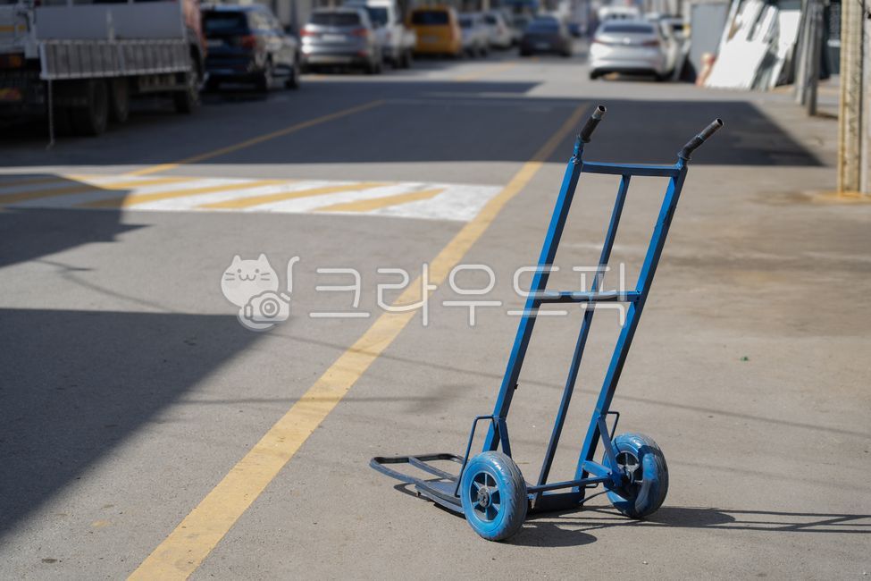 수레,손수레,파란수레,이동식카트,길거리,도로,운반도구,바퀴,철제수레,배달도구,작업장비,빈수레,공공장소,운송장비