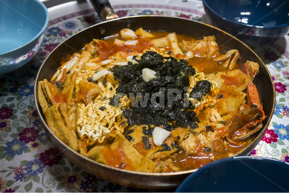 라볶이,떡볶이,간식,저녁,김가루,꽃게,얼큰한,따끈한,맛있는,매운,어묵,오뎅,떡,라면,김,집밥,식사,음식,식재료,요리,food,cook,meal,dishes,food reserves