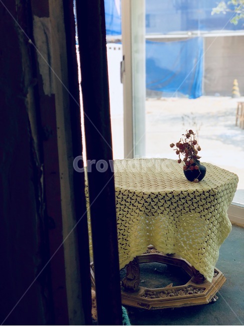 테이블,천,노랑색,옐로우,꽃,꽃병,유리문,인테리어,실내디자인,interior design