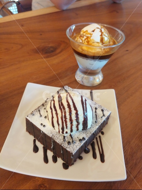 아포가토,브라우니,아이스크림,카페,커피,에스프레소,바닐라아이스크림,coffee,dessert,cafe,디저트,달콤